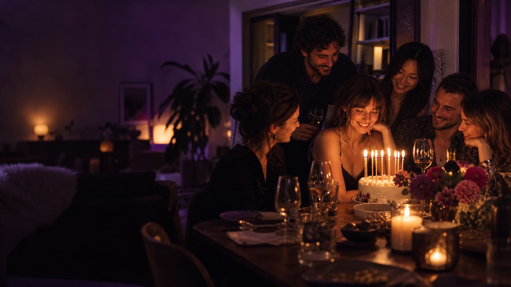 Un anniversaire célébré entre amis autour d’un gâteau aux bougies allumées