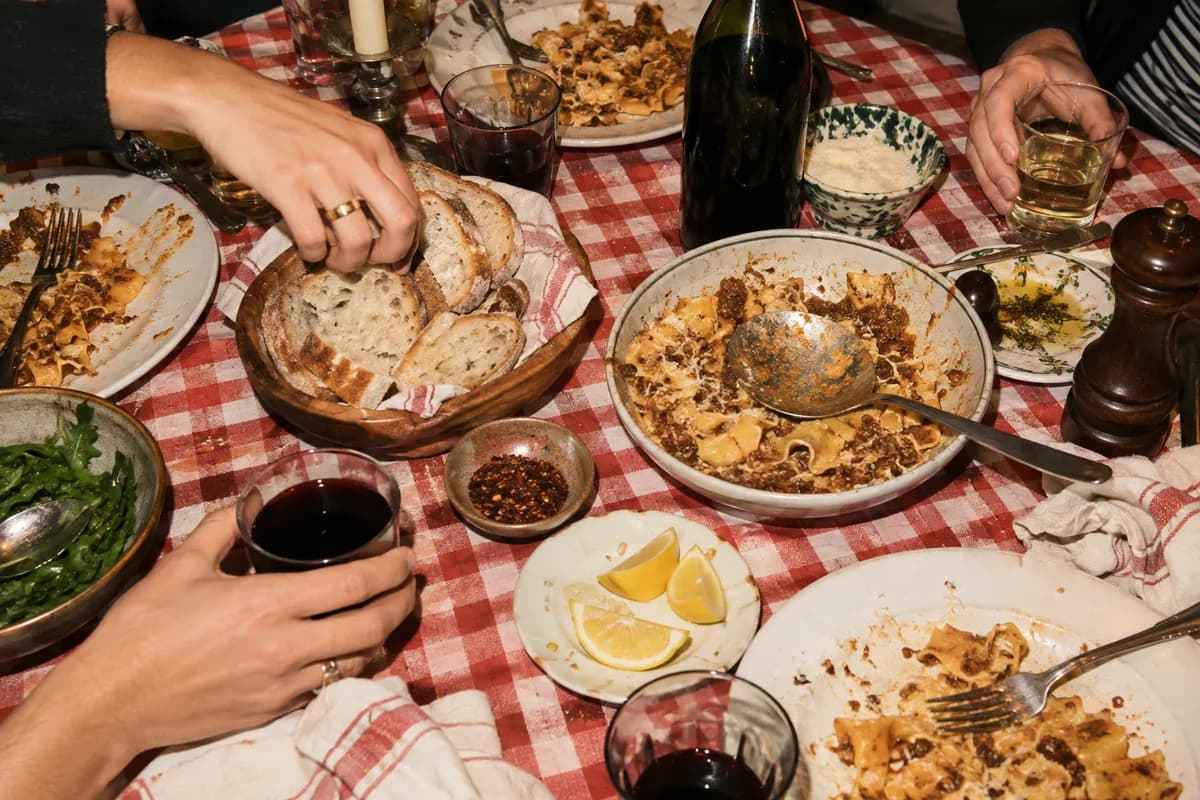 Un repas partagé autour d’une grande table